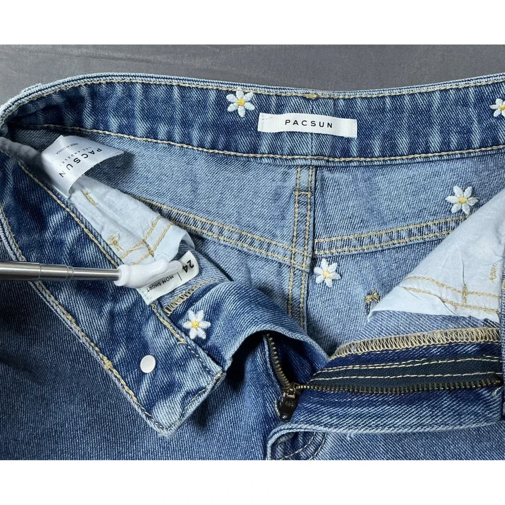PacSun Daisy Embroidered Mom Shorts High Waisted Medium Wash Denim Size 24 US 0